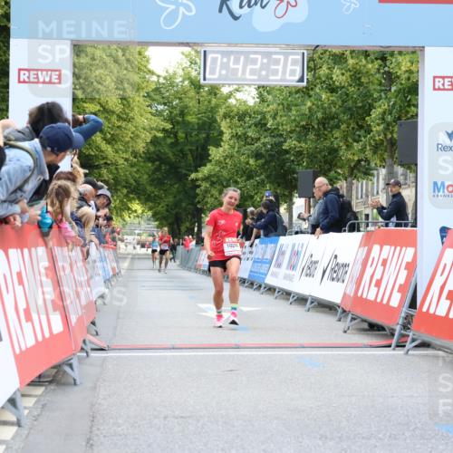 08.06.2024 - REWE Women's Run Strokosch-Dieckow http://msf.ph/oto/6244268 09.06.2024 09:43:05 Ziel 10299 meine-sportfotos.de