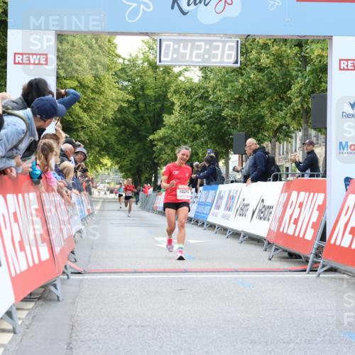 08.06.2024 - REWE Women's Run Strokosch-Dieckow http://msf.ph/oto/6244271 09.06.2024 09:43:05 Ziel 10299 meine-sportfotos.de