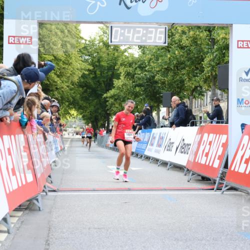 08.06.2024 - REWE Women's Run Strokosch-Dieckow http://msf.ph/oto/6244274 09.06.2024 09:43:05 Ziel 10299 meine-sportfotos.de