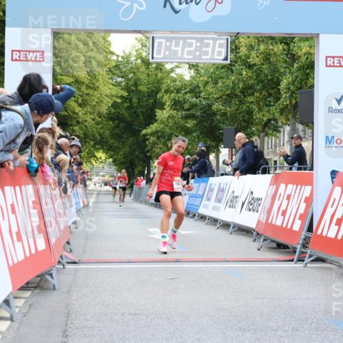 08.06.2024 - REWE Women's Run Strokosch-Dieckow http://msf.ph/oto/6244278 09.06.2024 09:43:06 Ziel 10299, 10700 meine-sportfotos.de