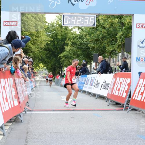 08.06.2024 - REWE Women's Run Strokosch-Dieckow http://msf.ph/oto/6244281 09.06.2024 09:43:06 Ziel 10299, 10700 meine-sportfotos.de