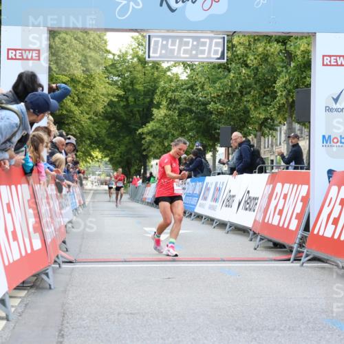 08.06.2024 - REWE Women's Run Strokosch-Dieckow http://msf.ph/oto/6244283 09.06.2024 09:43:06 Ziel 10299, 10700 meine-sportfotos.de