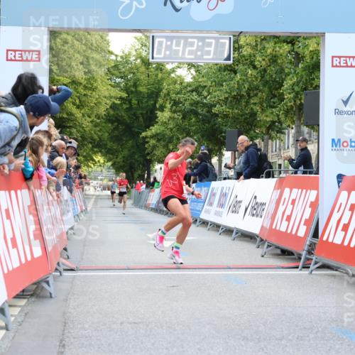 08.06.2024 - REWE Women's Run Strokosch-Dieckow http://msf.ph/oto/6244286 09.06.2024 09:43:06 Ziel 10299, 10700 meine-sportfotos.de
