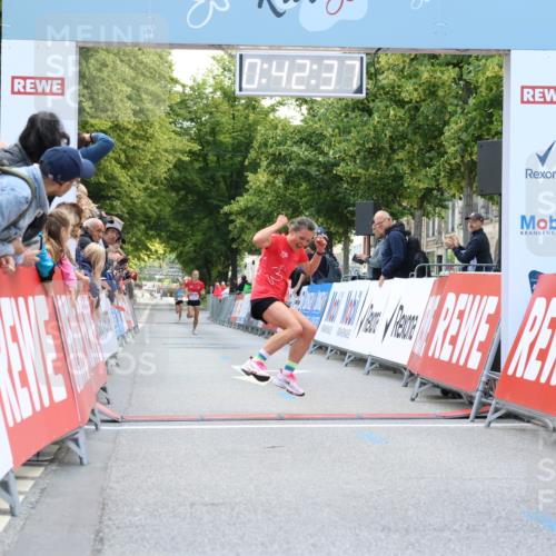 08.06.2024 - REWE Women's Run Strokosch-Dieckow http://msf.ph/oto/6244289 09.06.2024 09:43:06 Ziel 10299, 10700 meine-sportfotos.de