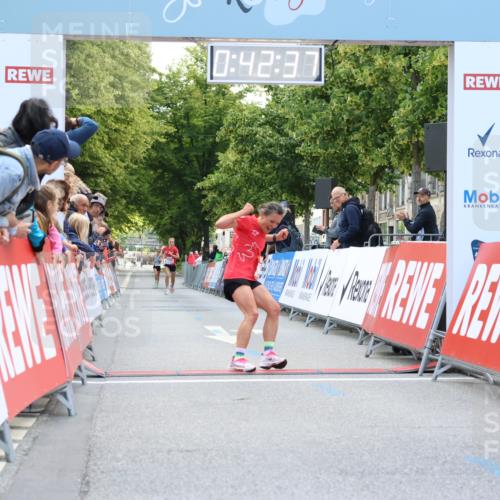 08.06.2024 - REWE Women's Run Strokosch-Dieckow http://msf.ph/oto/6244291 09.06.2024 09:43:06 Ziel 10299, 10700 meine-sportfotos.de