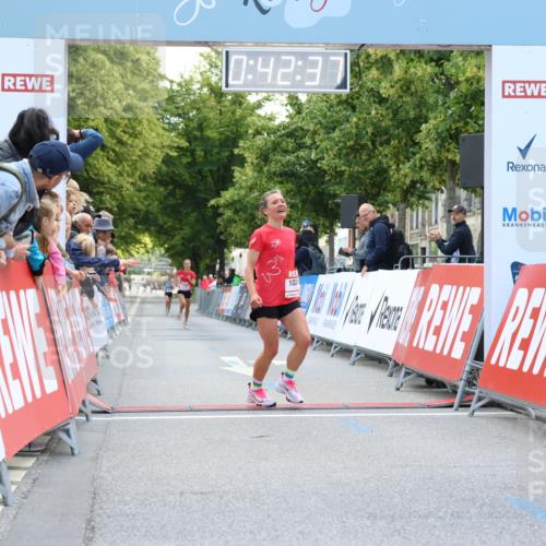 08.06.2024 - REWE Women's Run Strokosch-Dieckow http://msf.ph/oto/6244294 09.06.2024 09:43:07 Ziel 10299, 10700 meine-sportfotos.de