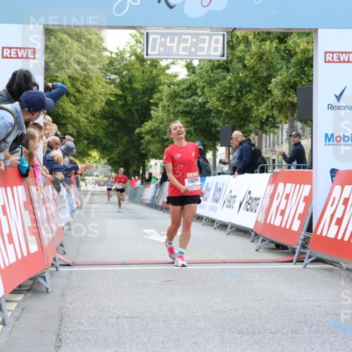 08.06.2024 - REWE Women's Run Strokosch-Dieckow http://msf.ph/oto/6244300 09.06.2024 09:43:07 Ziel 10299, 10700 meine-sportfotos.de