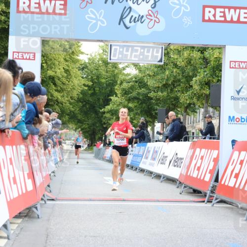 08.06.2024 - REWE Women's Run Strokosch-Dieckow http://msf.ph/oto/6244303 09.06.2024 09:43:13 Ziel 10700, 10749 meine-sportfotos.de