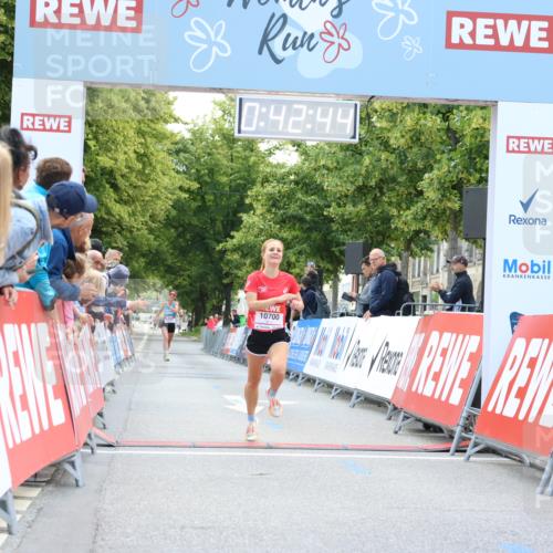 08.06.2024 - REWE Women's Run Strokosch-Dieckow http://msf.ph/oto/6244309 09.06.2024 09:43:13 Ziel 10700, 10749 meine-sportfotos.de