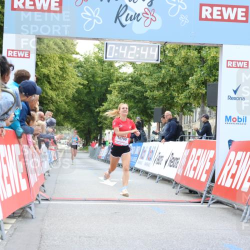 08.06.2024 - REWE Women's Run Strokosch-Dieckow http://msf.ph/oto/6244312 09.06.2024 09:43:13 Ziel 10700, 10749 meine-sportfotos.de