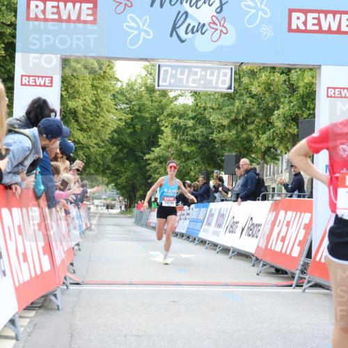 08.06.2024 - REWE Women's Run Strokosch-Dieckow http://msf.ph/oto/6244338 09.06.2024 09:43:17 Ziel 10700, 10749 meine-sportfotos.de