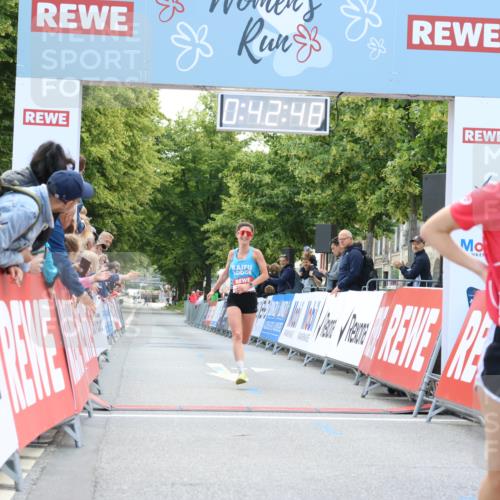 08.06.2024 - REWE Women's Run Strokosch-Dieckow http://msf.ph/oto/6244344 09.06.2024 09:43:18 Ziel 10700, 10749 meine-sportfotos.de