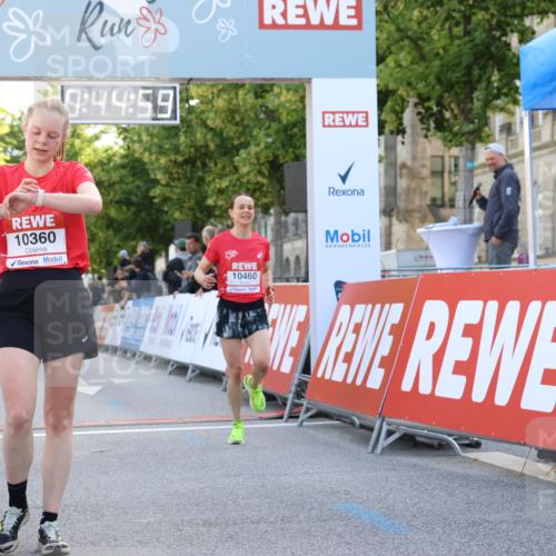 08.06.2024 - REWE Women's Run Strokosch-Dieckow http://msf.ph/oto/6244421 09.06.2024 09:45:28 Ziel 10074, 10360, 10460 meine-sportfotos.de