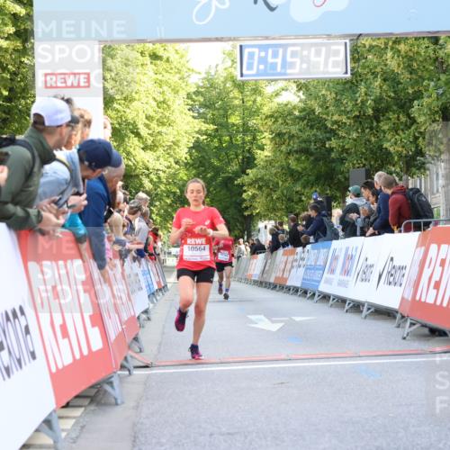 08.06.2024 - REWE Women's Run Strokosch-Dieckow http://msf.ph/oto/6244509 09.06.2024 09:46:11 Ziel 10165, 10564 meine-sportfotos.de