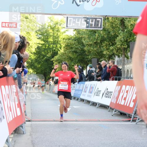 08.06.2024 - REWE Women's Run Strokosch-Dieckow http://msf.ph/oto/6244531 09.06.2024 09:46:16 Ziel 10165, 10564 meine-sportfotos.de