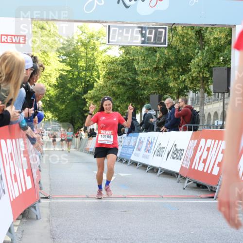 08.06.2024 - REWE Women's Run Strokosch-Dieckow http://msf.ph/oto/6244534 09.06.2024 09:46:16 Ziel 10165, 10564 meine-sportfotos.de