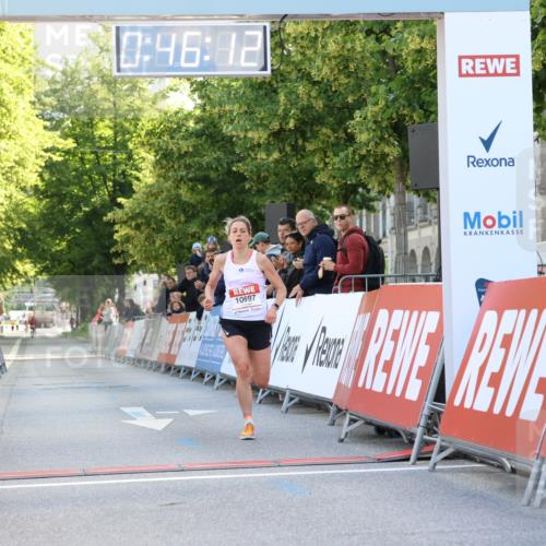08.06.2024 - REWE Women's Run Strokosch-Dieckow http://msf.ph/oto/6244607 09.06.2024 09:46:41 Ziel 10697 meine-sportfotos.de