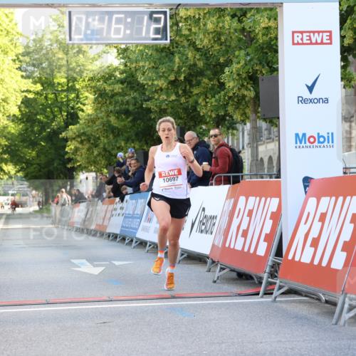 08.06.2024 - REWE Women's Run Strokosch-Dieckow http://msf.ph/oto/6244618 09.06.2024 09:46:42 Ziel 10697 meine-sportfotos.de