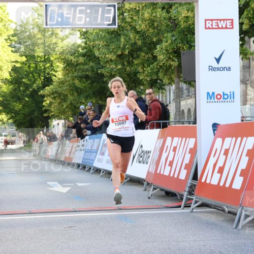 08.06.2024 - REWE Women's Run Strokosch-Dieckow http://msf.ph/oto/6244621 09.06.2024 09:46:42 Ziel 10697 meine-sportfotos.de