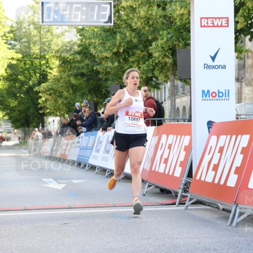 08.06.2024 - REWE Women's Run Strokosch-Dieckow http://msf.ph/oto/6244630 09.06.2024 09:46:42 Ziel 10697 meine-sportfotos.de