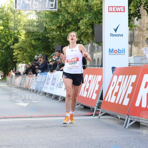 08.06.2024 - REWE Women's Run Strokosch-Dieckow http://msf.ph/oto/6244636 09.06.2024 09:46:42 Ziel 10697 meine-sportfotos.de