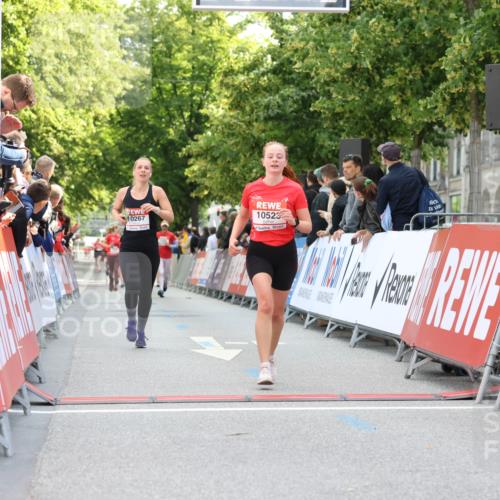 08.06.2024 - REWE Women's Run Strokosch-Dieckow http://msf.ph/oto/6245552 09.06.2024 09:54:39 Ziel 10267, 10407, 10523 meine-sportfotos.de