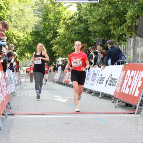 08.06.2024 - REWE Women's Run Strokosch-Dieckow http://msf.ph/oto/6245555 09.06.2024 09:54:39 Ziel 10267, 10407, 10523 meine-sportfotos.de