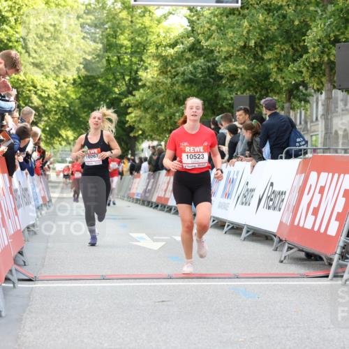 08.06.2024 - REWE Women's Run Strokosch-Dieckow http://msf.ph/oto/6245558 09.06.2024 09:54:39 Ziel 10267, 10407, 10523 meine-sportfotos.de