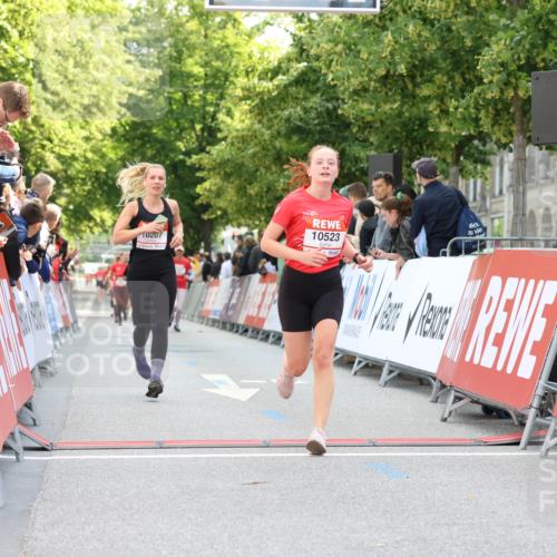 08.06.2024 - REWE Women's Run Strokosch-Dieckow http://msf.ph/oto/6245564 09.06.2024 09:54:40 Ziel 10267, 10407, 10523 meine-sportfotos.de
