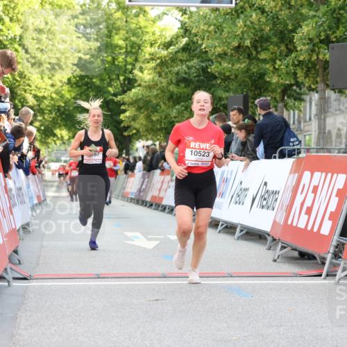 08.06.2024 - REWE Women's Run Strokosch-Dieckow http://msf.ph/oto/6245567 09.06.2024 09:54:40 Ziel 10267, 10407, 10523 meine-sportfotos.de