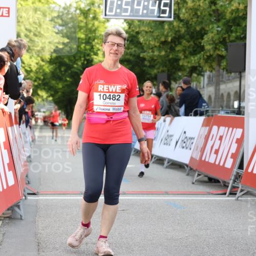 08.06.2024 - REWE Women's Run Strokosch-Dieckow http://msf.ph/oto/6245669 09.06.2024 09:55:14 Ziel 10482, 10483, 10754 meine-sportfotos.de