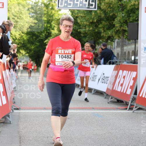 08.06.2024 - REWE Women's Run Strokosch-Dieckow http://msf.ph/oto/6245675 09.06.2024 09:55:14 Ziel 10482, 10483, 10754 meine-sportfotos.de