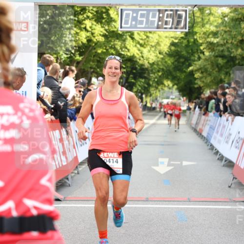 08.06.2024 - REWE Women's Run Strokosch-Dieckow http://msf.ph/oto/6245688 09.06.2024 09:55:26 Ziel 10414 meine-sportfotos.de