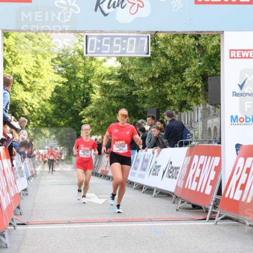 08.06.2024 - REWE Women's Run Strokosch-Dieckow http://msf.ph/oto/6245694 09.06.2024 09:55:36 Ziel 10731, 10750 meine-sportfotos.de