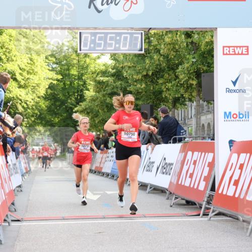 08.06.2024 - REWE Women's Run Strokosch-Dieckow http://msf.ph/oto/6245706 09.06.2024 09:55:37 Ziel 10731, 10750 meine-sportfotos.de