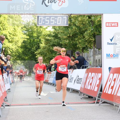 08.06.2024 - REWE Women's Run Strokosch-Dieckow http://msf.ph/oto/6245709 09.06.2024 09:55:37 Ziel 10731, 10750 meine-sportfotos.de