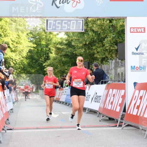 08.06.2024 - REWE Women's Run Strokosch-Dieckow http://msf.ph/oto/6245712 09.06.2024 09:55:37 Ziel 10731, 10750 meine-sportfotos.de
