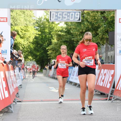 08.06.2024 - REWE Women's Run Strokosch-Dieckow http://msf.ph/oto/6245715 09.06.2024 09:55:38 Ziel 10731, 10750 meine-sportfotos.de