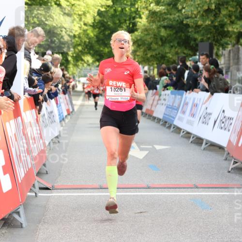 08.06.2024 - REWE Women's Run Strokosch-Dieckow http://msf.ph/oto/6246056 09.06.2024 09:57:06 Ziel 10261, 10547, 10652 meine-sportfotos.de