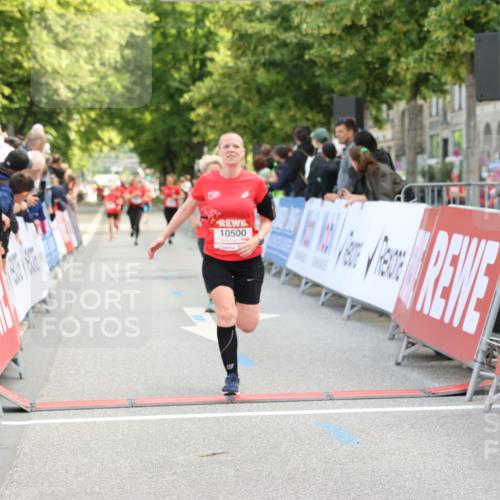 08.06.2024 - REWE Women's Run Strokosch-Dieckow http://msf.ph/oto/6246086 09.06.2024 09:57:15 Ziel 10479, 10500, 10547 meine-sportfotos.de