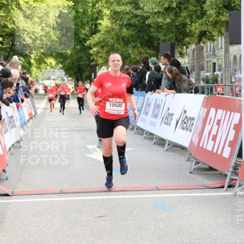 08.06.2024 - REWE Women's Run Strokosch-Dieckow http://msf.ph/oto/6246089 09.06.2024 09:57:15 Ziel 10479, 10500, 10547 meine-sportfotos.de