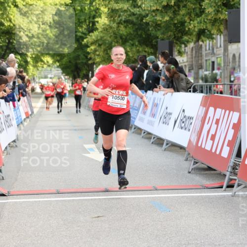 08.06.2024 - REWE Women's Run Strokosch-Dieckow http://msf.ph/oto/6246092 09.06.2024 09:57:15 Ziel 10479, 10500, 10547 meine-sportfotos.de