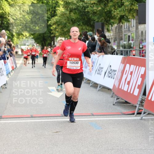 08.06.2024 - REWE Women's Run Strokosch-Dieckow http://msf.ph/oto/6246098 09.06.2024 09:57:16 Ziel 10479, 10500, 10547 meine-sportfotos.de
