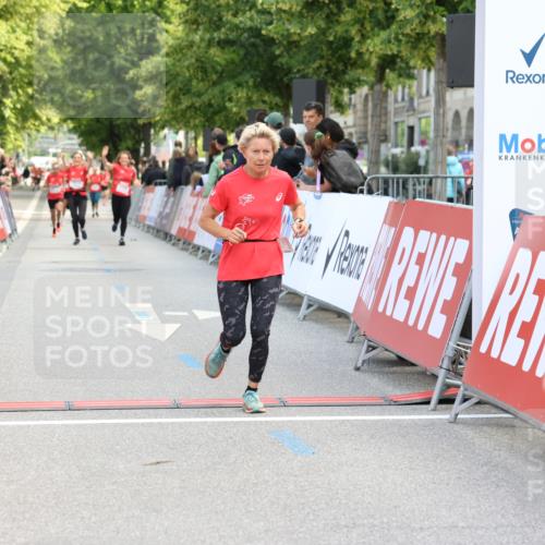 08.06.2024 - REWE Women's Run Strokosch-Dieckow http://msf.ph/oto/6246103 09.06.2024 09:57:18 Ziel 10479, 10500 meine-sportfotos.de