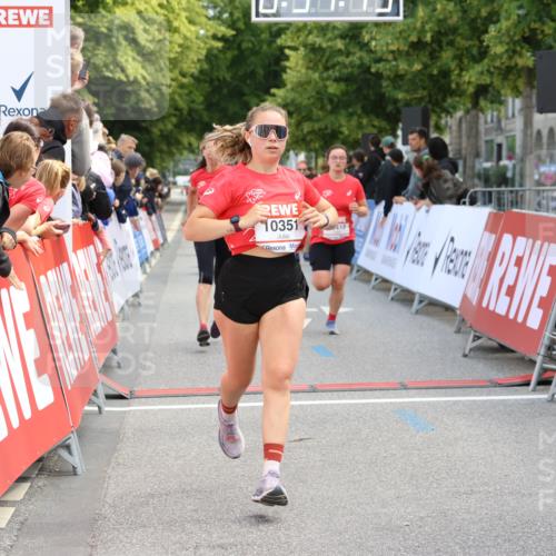 08.06.2024 - REWE Women's Run Strokosch-Dieckow http://msf.ph/oto/6246240 09.06.2024 09:57:49 Ziel 10351, 10413, 10455, 10624, 10693, 10794 meine-sportfotos.de
