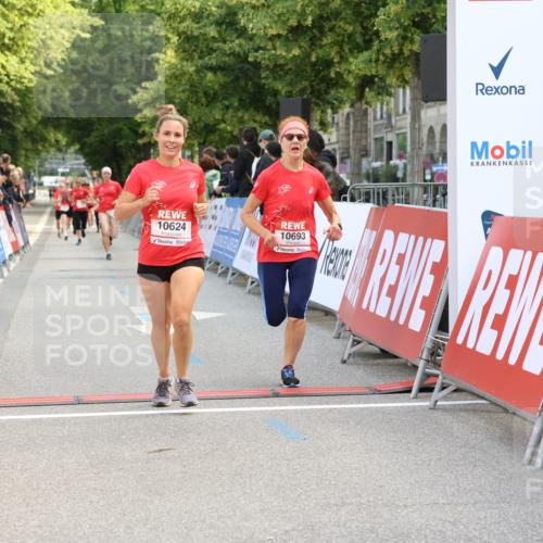 08.06.2024 - REWE Women's Run Strokosch-Dieckow http://msf.ph/oto/6246274 09.06.2024 09:57:54 Ziel 10413, 10455, 10558, 10624, 10693 meine-sportfotos.de