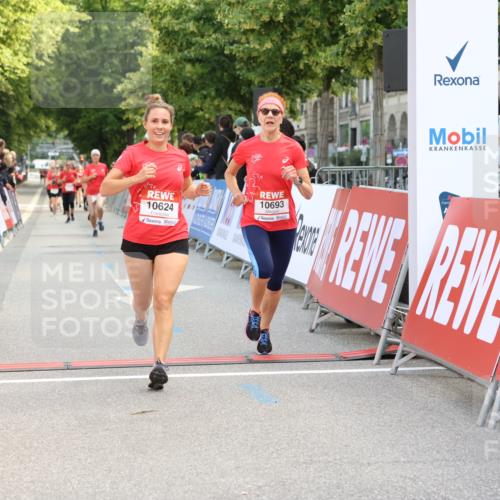 08.06.2024 - REWE Women's Run Strokosch-Dieckow http://msf.ph/oto/6246277 09.06.2024 09:57:54 Ziel 10413, 10455, 10558, 10624, 10693 meine-sportfotos.de