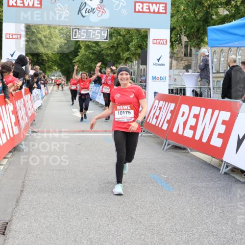 08.06.2024 - REWE Women's Run Strokosch-Dieckow http://msf.ph/oto/6246369 09.06.2024 09:58:23 Ziel 10171, 10175, 10422, 10499 meine-sportfotos.de