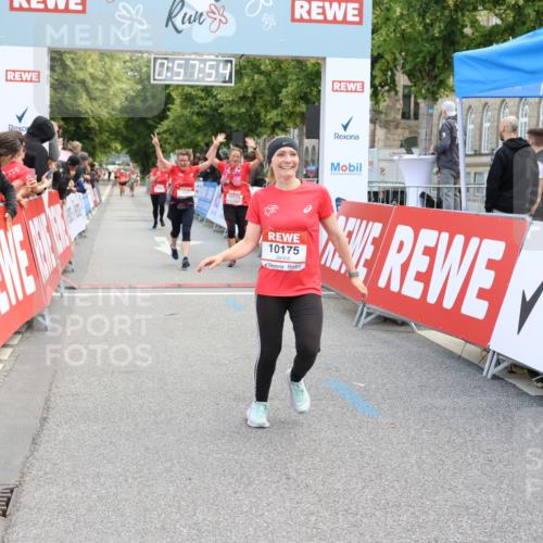 08.06.2024 - REWE Women's Run Strokosch-Dieckow http://msf.ph/oto/6246372 09.06.2024 09:58:23 Ziel 10171, 10175, 10422, 10499 meine-sportfotos.de