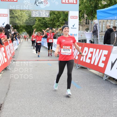 08.06.2024 - REWE Women's Run Strokosch-Dieckow http://msf.ph/oto/6246375 09.06.2024 09:58:24 Ziel 10171, 10175, 10422, 10499 meine-sportfotos.de